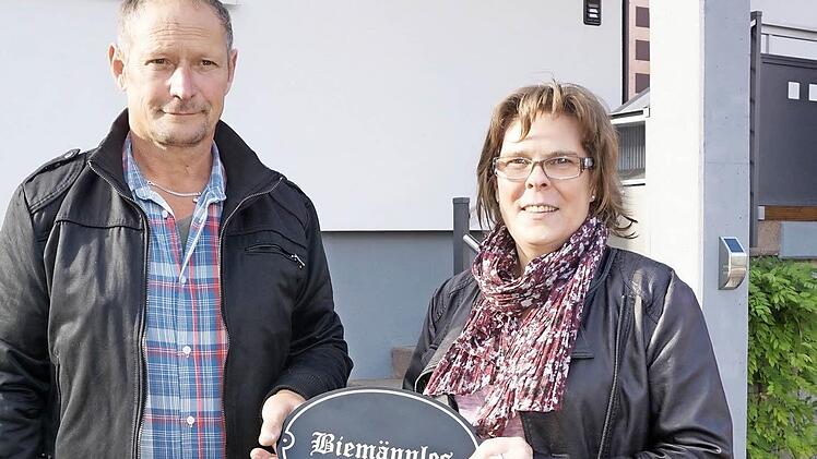 Wagner bitten alle Oberweißenbrunner, die in Häusern mit historisch belegten Namen wohnen bei der Hausnamenschilder-Aktion des Rhönklubs mitzumachen, so wie Daniela und Oswald Kehm.  Foto: Marion Eckert