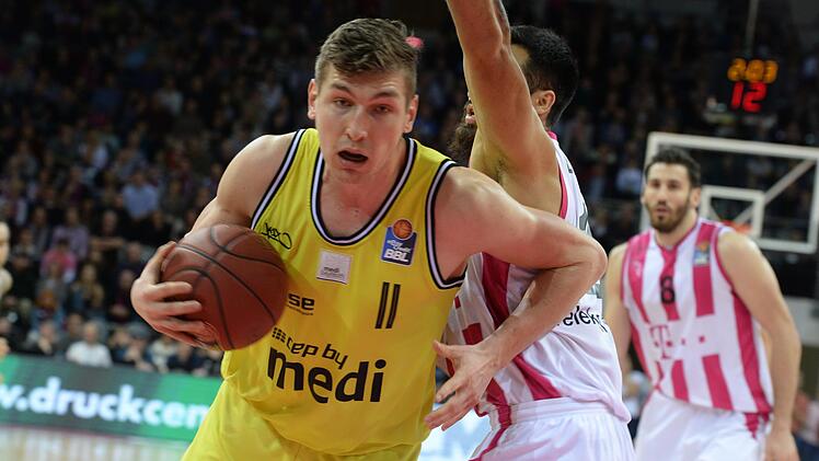 Andreas Seiferth (hier gegen Yoran Polas Bartolo) bewies immer wieder Durchsetzungsvermögen und war in Bonn Medi-Topscorer.  Foto: Peter   Mularczyk