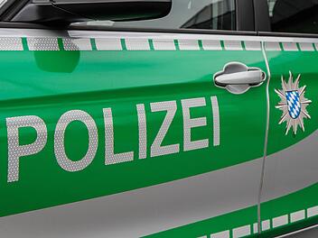 Die Polizei fahndet nach einem Autofahrer, der auf der A 70 bei Harsdorf ein Tr&uuml;mmerfeld hinterlassen hat. Symbolfoto: Christopher Schulz