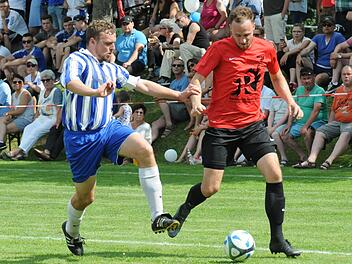 Intensives Duell vor großer Kulisse: Dirk Martin (links) bleibt mit dem TSV Maßbach A-Klassist, während Julian Schmitt mit dem FC Poppenlauer die Chance auf einen Platz in der Kreisklasse wahrte.ssp