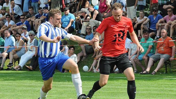 Intensives Duell vor großer Kulisse: Dirk Martin (links) bleibt mit dem TSV Maßbach A-Klassist, während Julian Schmitt mit dem FC Poppenlauer die Chance auf einen Platz in der Kreisklasse wahrte.ssp