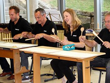 Eine mitreißende Show wurde die "kleine Tischmusik" mit Holzlöffeln von Christian Pilz, Guido Marggrander, Natalie Schwaabe und Markus Steckeler (von links).Günther Geiling