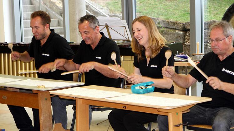 Eine mitreißende Show wurde die "kleine Tischmusik" mit Holzlöffeln von Christian Pilz, Guido Marggrander, Natalie Schwaabe und Markus Steckeler (von links).Günther Geiling