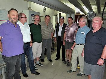 Auf schwierige Anfänge, aber auch auf eine erfolgreiche Bilanz können die Gesellschafter der Wärmeversorgung Neuenmarkt GmbH zurückblichen (von links): Alfred Faßold, Jörg Fischer, Rüdiger Köhler, Hermann Mohr, Karl Pöhlmann, Roland Fischer,  Klaus Zahner und Otfried Reißaus. Foto: Werner Reißaus