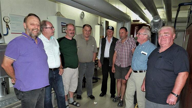 Auf schwierige Anfänge, aber auch auf eine erfolgreiche Bilanz können die Gesellschafter der Wärmeversorgung Neuenmarkt GmbH zurückblichen (von links): Alfred Faßold, Jörg Fischer, Rüdiger Köhler, Hermann Mohr, Karl Pöhlmann, Roland Fischer,  Klaus Zahner und Otfried Reißaus. Foto: Werner Reißaus