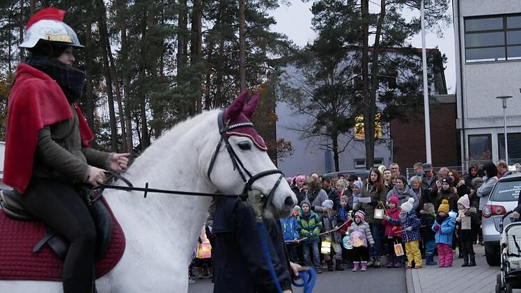 Ein "echter" Sankt Martin führte die Kinder beim Martinsumzug an. Foto: Manja von Nida