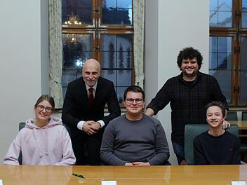 Vertreten den Jugendbeirat (von links): Lea Brettschneider, Louis Pörtner, Maximilian Menz, dahinter Oberbürgermeister Kay Blankenburg und der  Leiter für das Referat Jugend, Familie und Soziales, Philipp Pfülb.Werner Vogel
