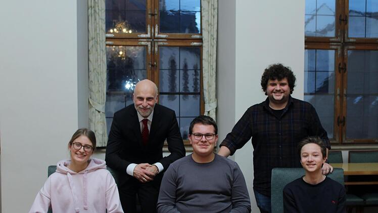 Vertreten den Jugendbeirat (von links): Lea Brettschneider, Louis Pörtner, Maximilian Menz, dahinter Oberbürgermeister Kay Blankenburg und der  Leiter für das Referat Jugend, Familie und Soziales, Philipp Pfülb.Werner Vogel