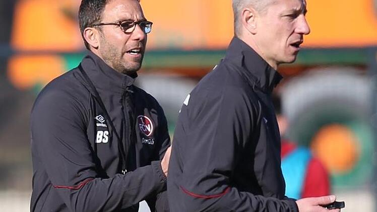 Intensive Arbeit im Training: Das neue Trainer-Duo des FCN, Boris Schommers (links) und Marek Mintal, bereitet das Nürnberger Team auf die schwere Aufgabe gegen Borussia Dortmund vor.  Foto: Wolfgang Zink