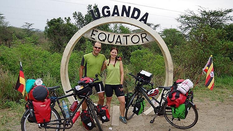 Überquerung des Äquators mit dem Fahrrad von Nord nach Süd in Uganda - die Deutschlandfahne mit dabei