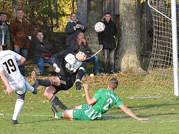 Julian Göller (links) vom FC Rottershausen scheitert hier zwar am FCU-Keeper Daniel Hammer und Verteidiger Sebastian Heinlein, war später aber dennoch erfolgreich mit einem Treffer beim 3:0-Heimerfolg. Foto: ssp