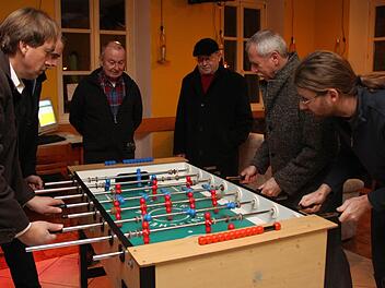 Nicht nur bei den jungen Leuten kommt der Kickertisch im Hammelburger Jugendzentrunm gut an. Foto: Markus Reeh
