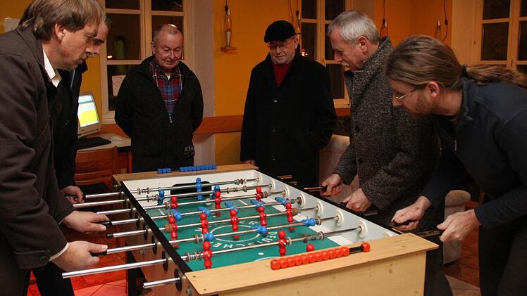 Nicht nur bei den jungen Leuten kommt der Kickertisch im Hammelburger Jugendzentrunm gut an. Foto: Markus Reeh