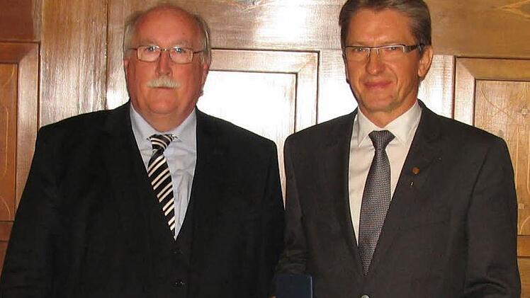 Hans Rebhan (rechts) erhielt aus den Händen von Wilhelm Wenning die Auszeichnung. Fotos: Regierung von Oberfranken