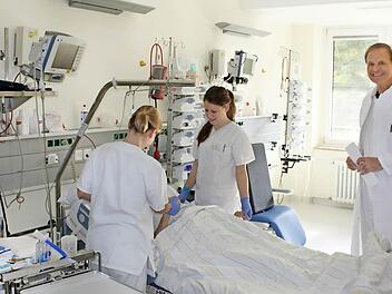 Die Intensivstation im St. Elisabeth-Krankenhaus Bad Kissingen. Hier wird eine Transit-Einheit entstehen. Um einen Patienten kümmern sich (von links) Jessica Hein, Lara Bott und Lutz Weller. Foto: Edgar Bartl