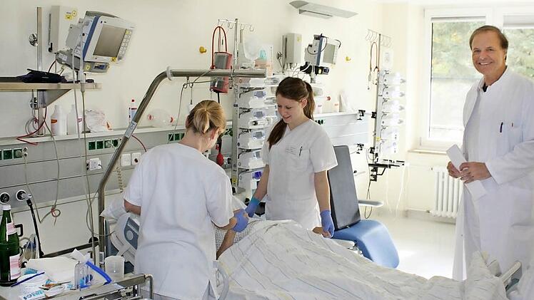 Die Intensivstation im St. Elisabeth-Krankenhaus Bad Kissingen. Hier wird eine Transit-Einheit entstehen. Um einen Patienten kümmern sich (von links) Jessica Hein, Lara Bott und Lutz Weller. Foto: Edgar Bartl