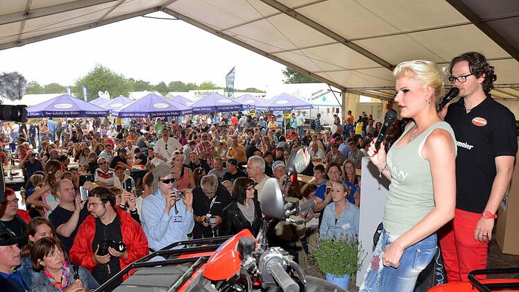 "Dschungelkönigin" Melanie Müller versteigerte bei "Abenteuer & Allrad" zusammen mit Auktionator André Morgenmeier diverse Outdoor-Ausrüstungsgegenstände zugunsten des Projekts "Sternstunden".  Foto: Peter Rauch