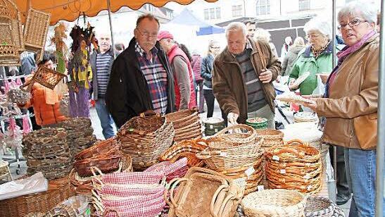 Gut sortiert: Korbwaren aller Art auf dem Jahrmarkt. Foto: Sonja Adam
