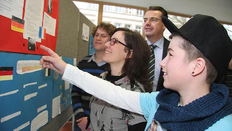 Ben Schlesok aus der Klasse 7d kennt sich mit der deutsch-französischen Geschichte bestens aus und kann den Hintergrund des Gedenktages erklären. Doch zum Gedenktag gab es am Markgraf-Georg-Friedrich-Gymnasium noch viele weitere Aktionen.