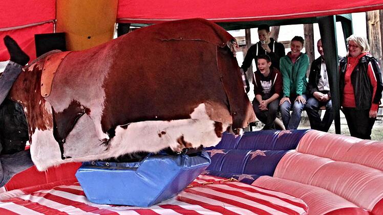 Mancher Reiter versuchte sich noch akrobatisch vor dem Fall zu retten.