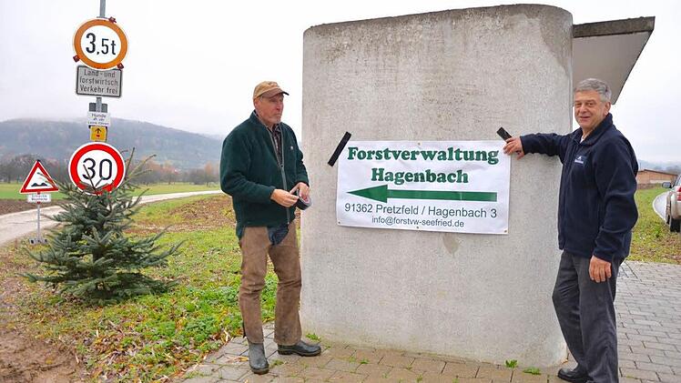 Andreas von der Wehl (links) und Hans Richter bringen beim Umleitungsweg nach Hagenbach ein Transparent an. Foto: Wilfried Roppelt
