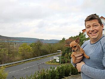 Thomas Klemm hat von der Terrasse seines Hauses einen Panoramablick auf die Autobahn. Foto: Heike Beudert