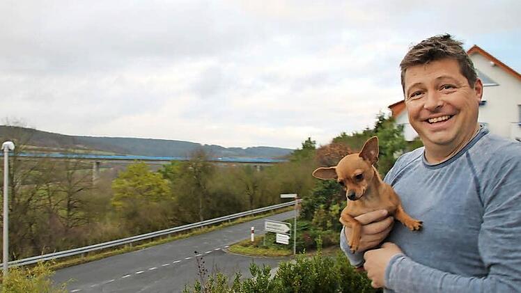 Thomas Klemm hat von der Terrasse seines Hauses einen Panoramablick auf die Autobahn. Foto: Heike Beudert