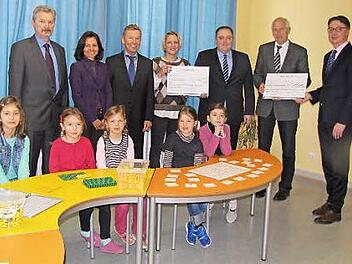 Bei der Spendenübergabe in der Pestalozzischule freuten sich die Kinder Lilly, Charlotte, Julia, Florentine und Alina (von links) und steckten mit ihrer Freude auch Schulamtsdirektor Werner Löffler, Rektorin Karina Kräußlich-Leib, Heinz Bittermann (BID), Tina Lehmann (Stadt Coburg), Markus Kolbinger (BID), Verwaltungsrat Klaus Anderlik (Stadt Coburg) und Frank Fenske (BID) an.  Foto: Martin Koch