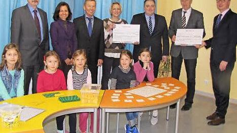 Bei der Spendenübergabe in der Pestalozzischule freuten sich die Kinder Lilly, Charlotte, Julia, Florentine und Alina (von links) und steckten mit ihrer Freude auch Schulamtsdirektor Werner Löffler, Rektorin Karina Kräußlich-Leib, Heinz Bittermann (BID), Tina Lehmann (Stadt Coburg), Markus Kolbinger (BID), Verwaltungsrat Klaus Anderlik (Stadt Coburg) und Frank Fenske (BID) an.  Foto: Martin Koch