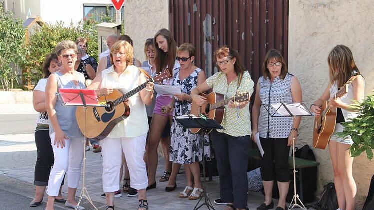 Die "Heiligländer-Singgruppe" trug mit Liedern zur Feierstunde bei. Foto: Helmut Will
