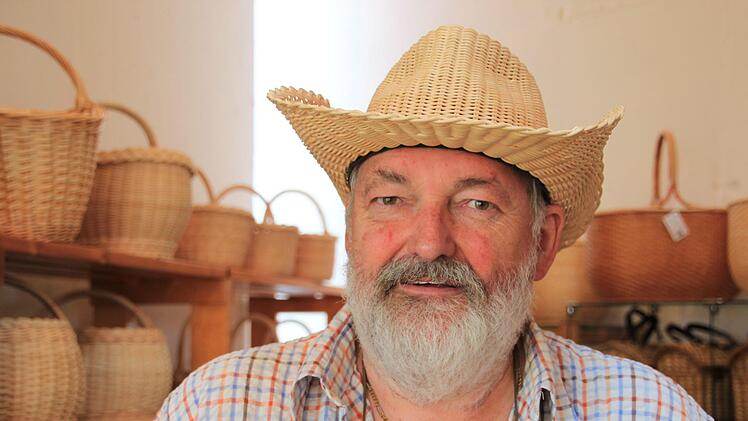 Bei Roland Ponsel (oben) bekommt man Sommerhüte mit Geschichte. Foto: Tobias Kindermann