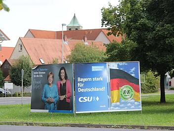 Wahlplakate der CSU in Ebelsbach, der Heimatgemeinde von Direktkandidatin Dorothee Bär. Hier holte die 39-Jährige Politikerin ihr drittschlechtestes Ergebnis im Landkreis Haßberge.Klaus Schmitt