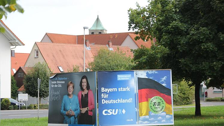 Wahlplakate der CSU in Ebelsbach, der Heimatgemeinde von Direktkandidatin Dorothee Bär. Hier holte die 39-Jährige Politikerin ihr drittschlechtestes Ergebnis im Landkreis Haßberge.Klaus Schmitt