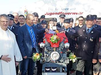 Großer Auflauf in Neundorf bei der Übergabe der nagelneuen Tragkraftspritze  Foto: Doris Weidner