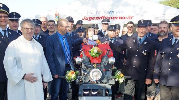 Großer Auflauf in Neundorf bei der Übergabe der nagelneuen Tragkraftspritze  Foto: Doris Weidner
