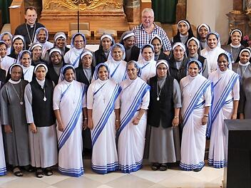 Die Ordensschwestern aus Indien in der Sambacher Kirche, die dem heiligen Mönchsvater Antonius geweiht ist. Im Bild hinten links Weihbischof Herwig Gössl, rechts Caritas-Direktor Gerhard Öhlein Foto: Evi Seeger
