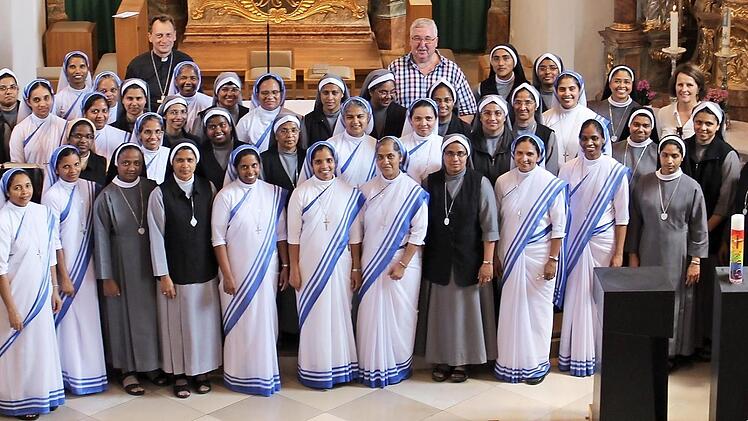 Die Ordensschwestern aus Indien in der Sambacher Kirche, die dem heiligen Mönchsvater Antonius geweiht ist. Im Bild hinten links Weihbischof Herwig Gössl, rechts Caritas-Direktor Gerhard Öhlein Foto: Evi Seeger
