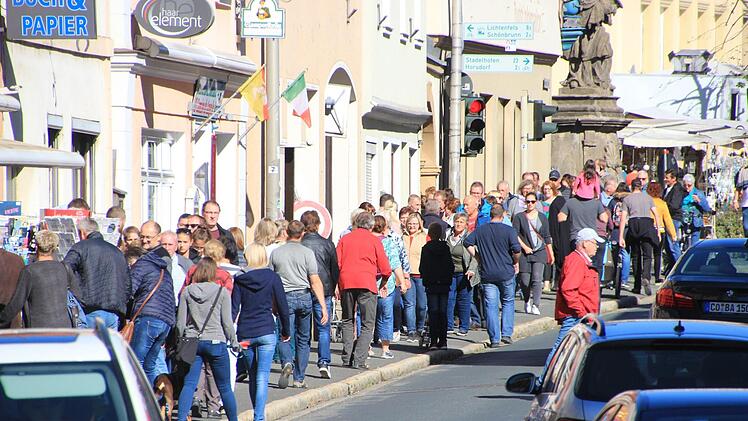 Ganz voll: Auf dem Bürgersteig in der Bamberger Straße wurde es eng.