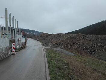 Die Firma Gramß investiert in Kleintettau. Allerdings ist den Räten die Aufschüttung auf der anderen Straßenseite ein Dorn im Auge.  Foto: Veronika Schadeck