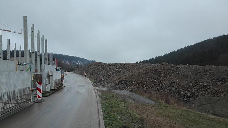 Die Firma Gramß investiert in Kleintettau. Allerdings ist den Räten die Aufschüttung auf der anderen Straßenseite ein Dorn im Auge.  Foto: Veronika Schadeck