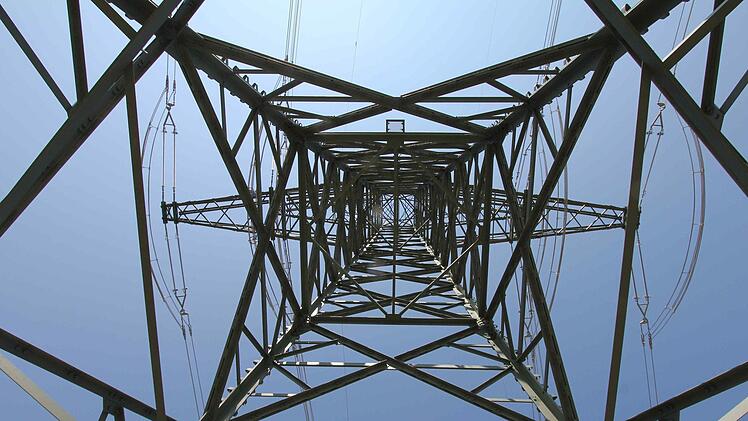 Bayerns Wirtschaftsminister Hubert Aiwanger sorgt f&uuml;r Verwirrung mit Aussagen zur Fulda-Main-H&ouml;chstspannungsleitung P43. Foto: Wolfgang Runge/dpa