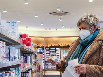 Viele Forchheimer tragen bereits eine FFP2-Maske zum Einkaufen - so wie Ursula Mäx am Mittwoch in einem Drogeriemarkt. Ab Montag wird das Tragen einer FFP2-Maske im Einzelhandel und im Nahverkehr Pflicht. Foto: Barbara Herbst