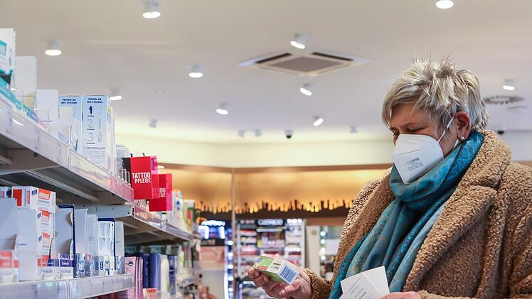 Viele Forchheimer tragen bereits eine FFP2-Maske zum Einkaufen - so wie Ursula Mäx am Mittwoch in einem Drogeriemarkt. Ab Montag wird das Tragen einer FFP2-Maske im Einzelhandel und im Nahverkehr Pflicht. Foto: Barbara Herbst