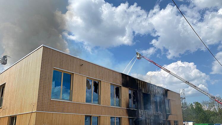 Nürnberg: Flammen schlagen aus Gebäude - Feuer in Nürnberger Kinderhort