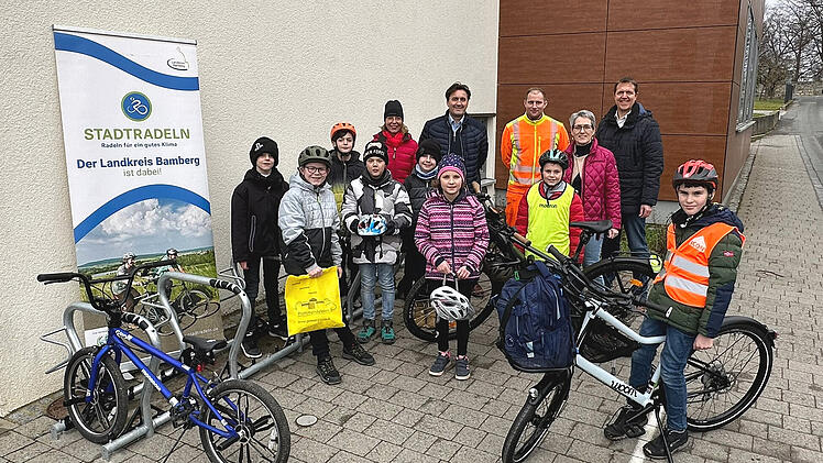 Pommersfelden: Gemeinde bekommt moderne Fahrradständer - dank Gewinnerteam des Stadtradelns