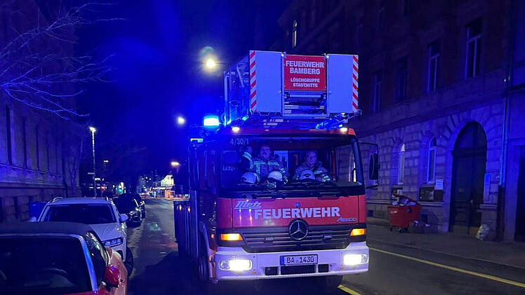 Bamberg: Anwohner bemerken Rauchgeruch in Gebäude - Adventskranz fängt Feuer