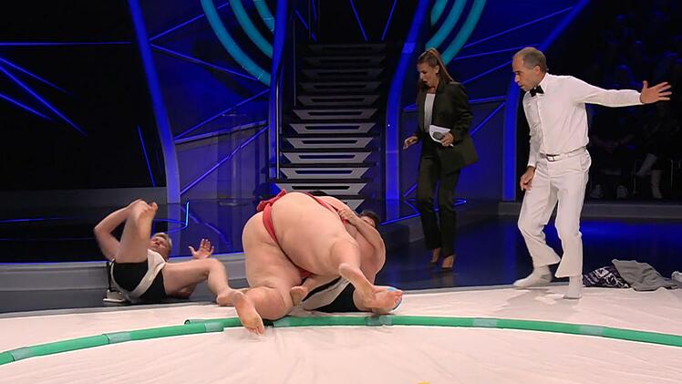 Ichi setzte einen doppelten Yoritaoshi  an und warf sich mit Knossi (links) und Mälzer (unter Ichi) aus dem Ring. Elton hatte sich rechtzeitig aus dem Staub gemcht.