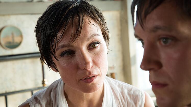 Verbotene Liebe? Stella (Julia Koschitz) und ihr Sch&uuml;ler Christian (Jonas Nay) f&uuml;hlen sich zueinander hingezogen.