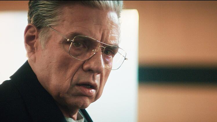 Das Ultimatum von Investor und Onkel Jimmy (Oliver Platt) ist abgelaufen. Nun muss er The Bear wegen nach wie vor fehlender Wirtschaftlichkeit den Geldhahn abdrehen. Oder findet die finale Staffel "The Bear" noch eine andere L&ouml;sung?