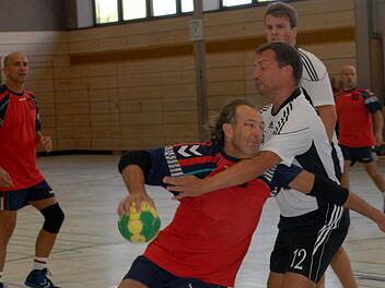 Spannende Handball-Spiele bekamen die Zuschauer beim "Pipatsch"-Turnier zu sehen. Die gastgebende TS Herzogenaurach (weiße Trikots) wurde am Ende Zweiter.